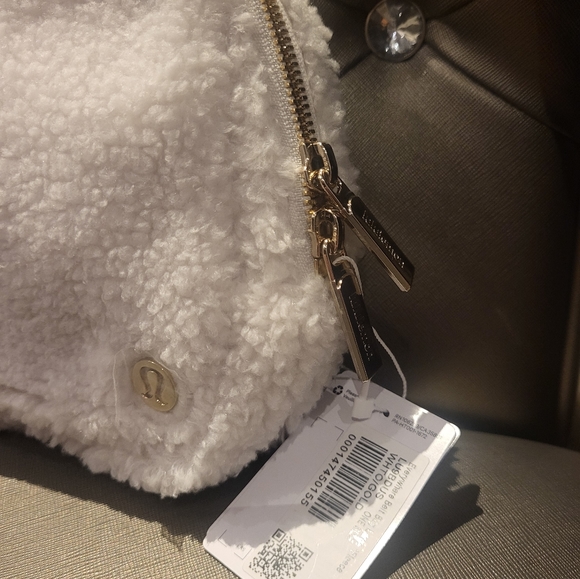 Everywhere Belt Bag Large 2L Fleece - Picture 6 of 10